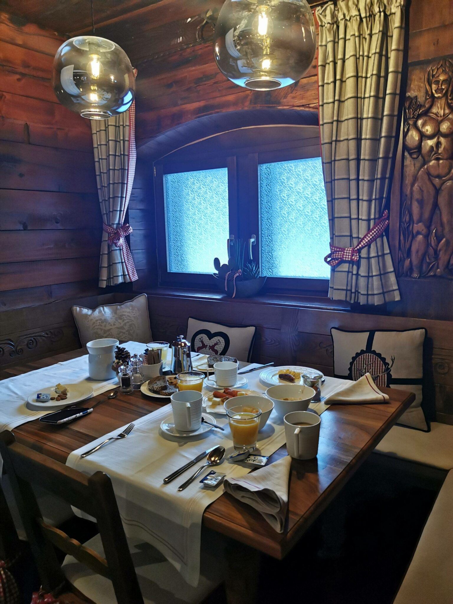 Breakfast room in Schloss Hotel Zermatt 