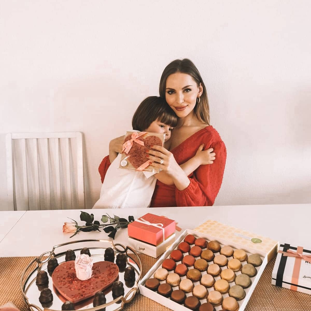 3 last minute mother's day gift ideas that mom will love. Confiserie Sprüngli chocolates for Mother's Day. Swiss Chocolate and macaroons. Izabela Switon-Kulinska with a son. 