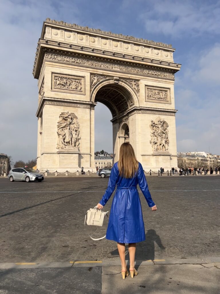 Street Style from PFW READY-TO-WEAR FW 22/23 - My Favourite Looks. Amazing Leather Coat, Fathers, Tweed, Oversized Suit and a micro skirt. 20