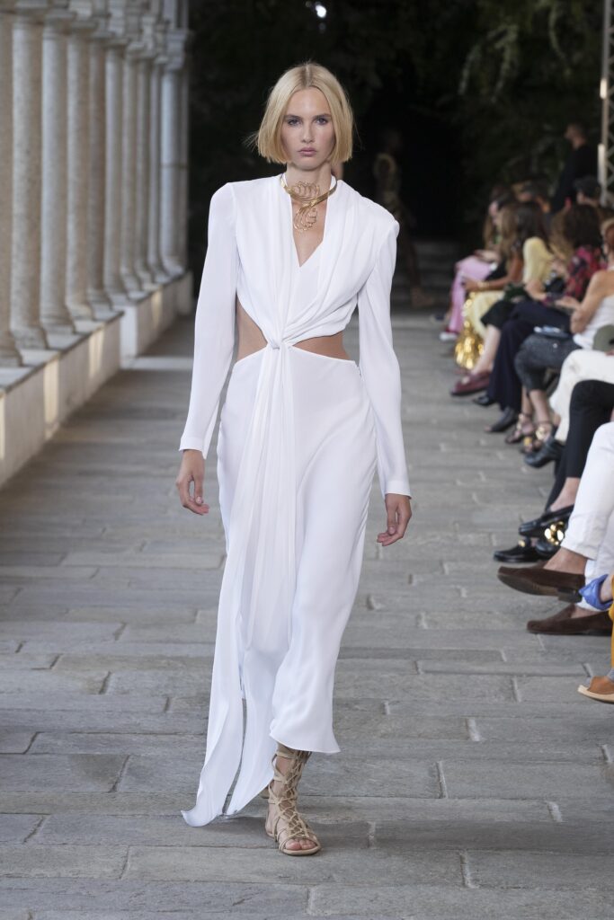 3 Biggest SS22 Trends from the Fashion Weeks. A new way to wear suits, bridal style for everyone and little sexy skirt. Versace, Fendi, Alberta Ferretti and more. 19