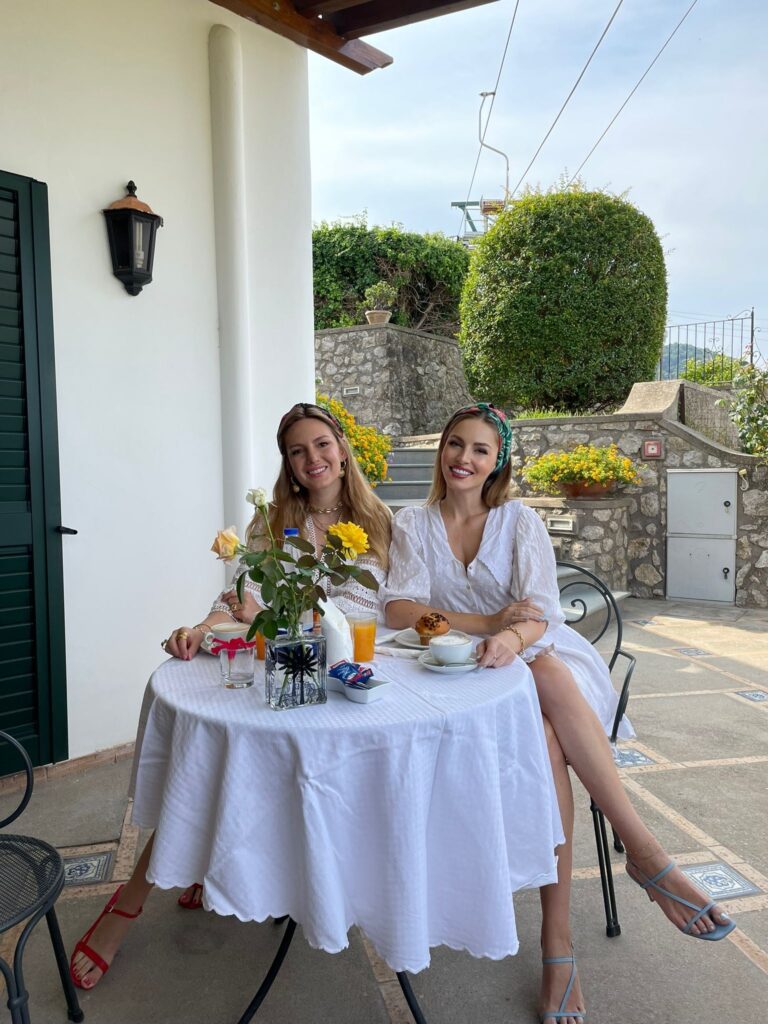 The ultimate weekend guide to Capri, Italy. Where to stay (La Minerva Capri) eat (La Fontelina)do shopping and more. 3 dreamy days in paradise.