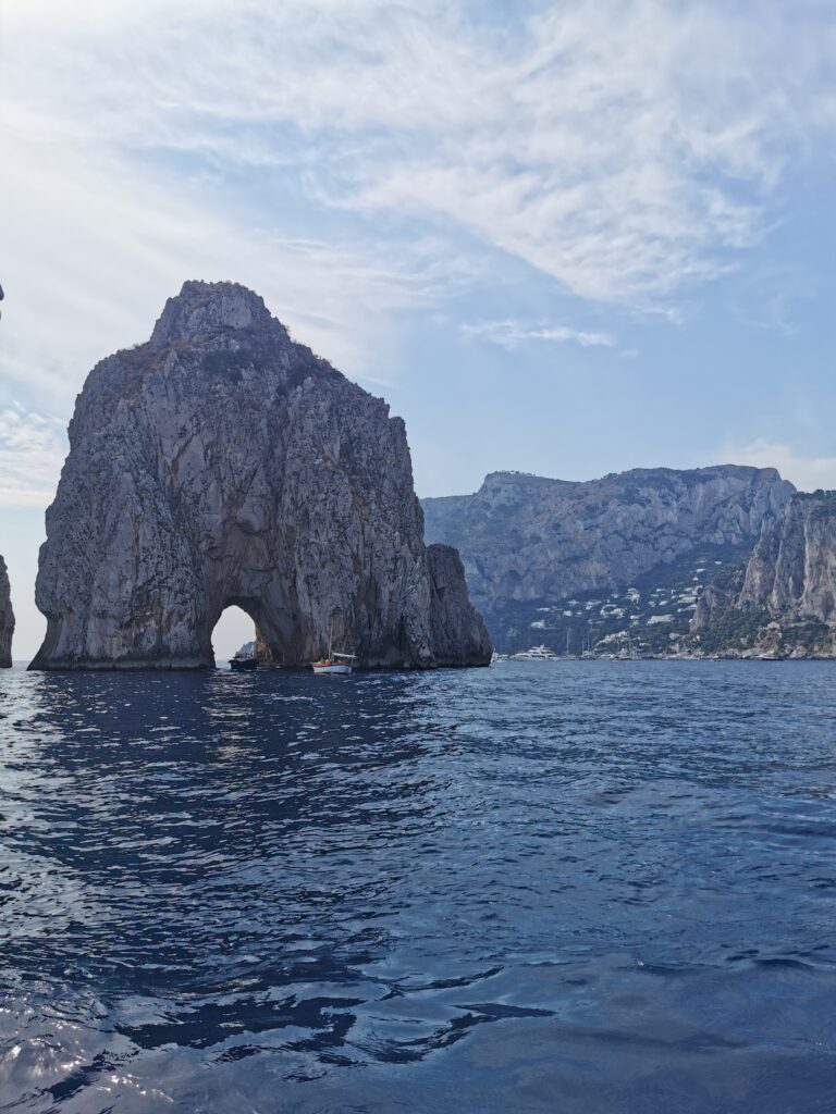 The ultimate weekend guide to Capri, Italy. Where to stay (La Minerva Capri) eat (La Fontelina)do shopping and more. 3 dreamy days in paradise. 37