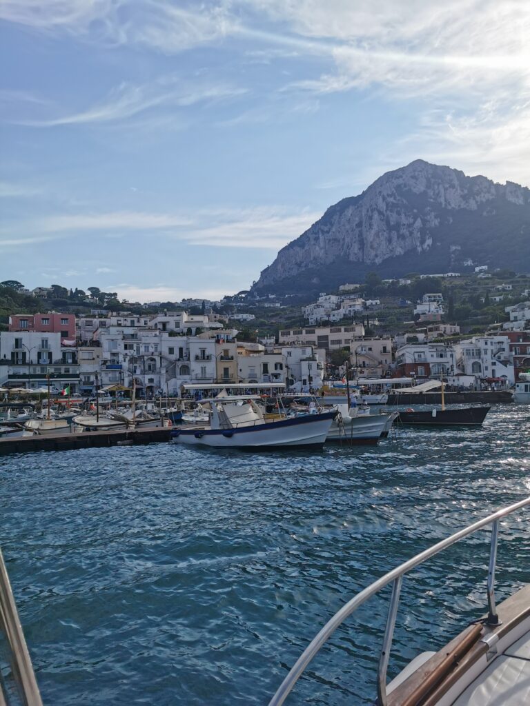 The ultimate weekend guide to Capri, Italy. Where to stay (La Minerva Capri) eat (La Fontelina)do shopping and more. 3 dreamy days in paradise. 43