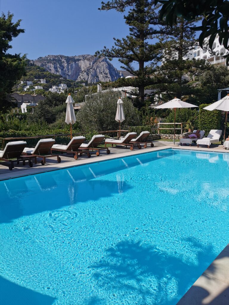 The ultimate weekend guide to Capri, Italy. Where to stay (La Minerva Capri) eat (La Fontelina)do shopping and more. 3 dreamy days in paradise. 18