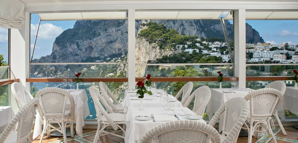 The ultimate weekend guide to Capri, Italy. Where to stay (La Minerva Capri) eat (La Fontelina)do shopping and more. 3 dreamy days in paradise.