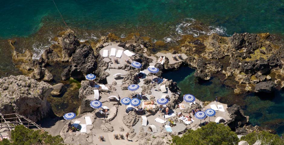 The ultimate weekend guide to Capri, Italy. Where to stay (La Minerva Capri) eat (La Fontelina)do shopping and more. 3 dreamy days in paradise.