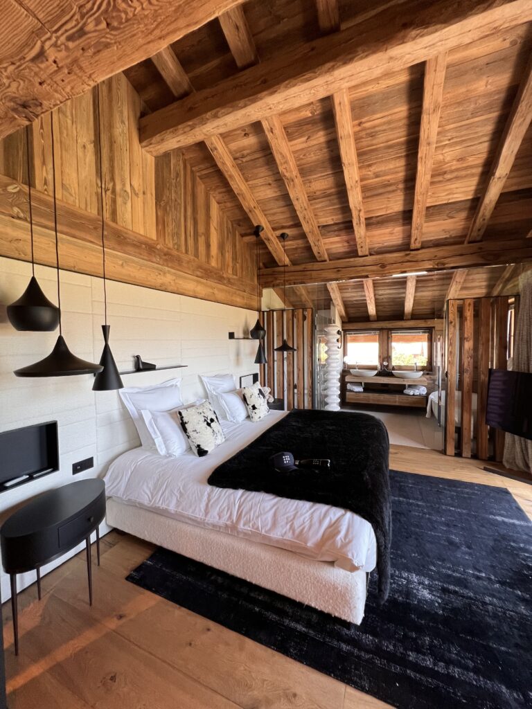 Where to stay in Megève? Otoctone Combloux, a Luxury Chalet facing Mont Blanc. A dream getaway in the mountains for up to 12 people.