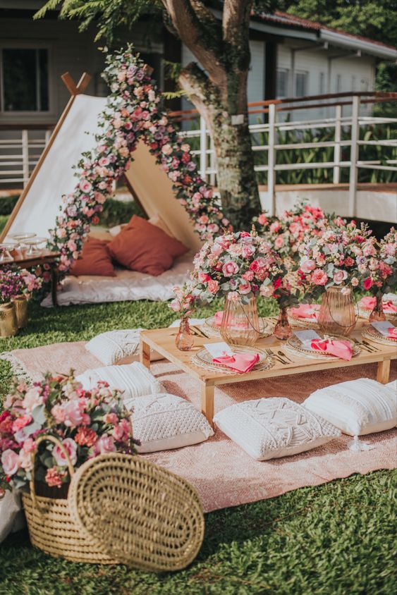 EVERYTHING YOU NEED FOR A LUXURY PICNIC WITH FRIENDS in 2022. Romantic Setting, Stylish clothing, delicious food and Instagram-worthy aesthetic. 10