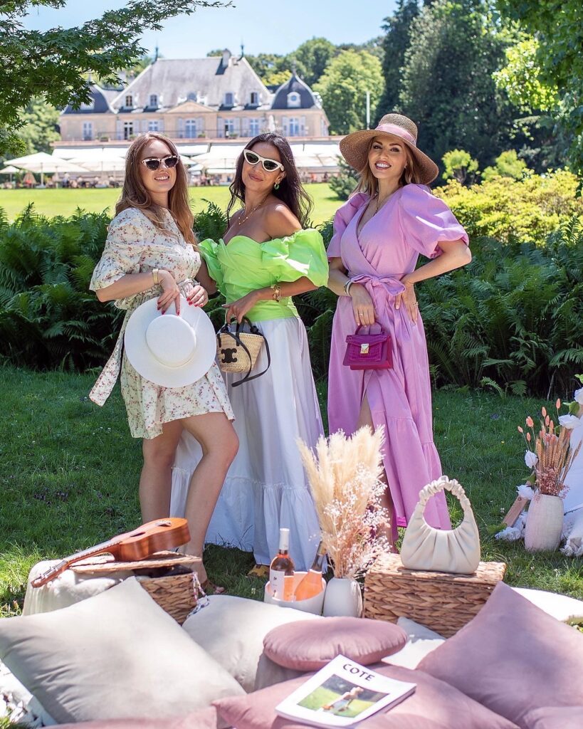 EVERYTHING YOU NEED FOR A LUXURY  PICNIC WITH FRIENDS in 2022. Romantic Setting, Stylish clothing, delicious food and Instagram-worthy aesthetic. 