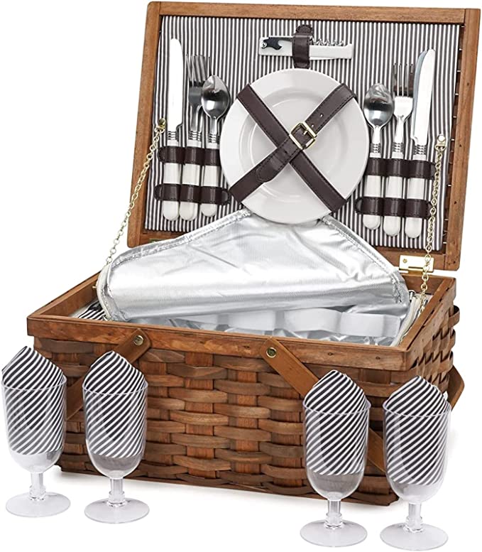 EVERYTHING YOU NEED FOR A LUXURY  PICNIC WITH FRIENDS in 2022. Romantic Setting, Stylish clothing, delicious food and Instagram-worthy aesthetic. 