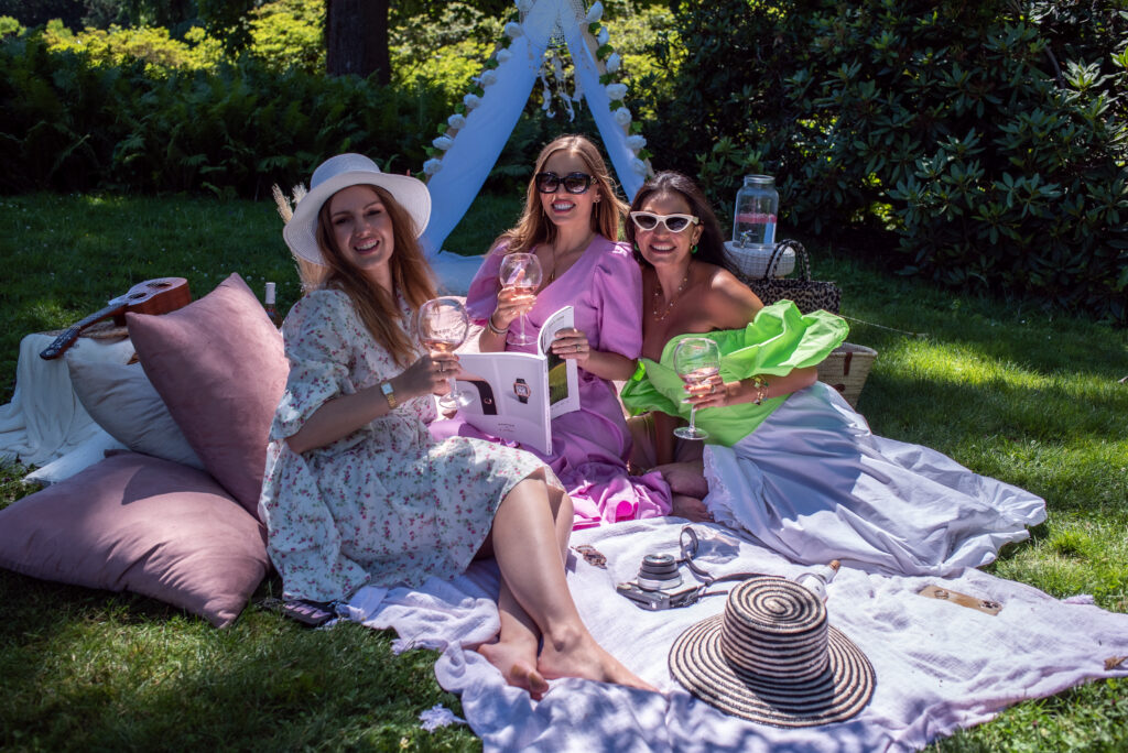 EVERYTHING YOU NEED FOR A LUXURY PICNIC WITH FRIENDS in 2022. Romantic Setting, Stylish clothing, delicious food and Instagram-worthy aesthetic. 13