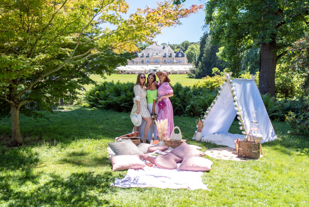 EVERYTHING YOU NEED FOR A LUXURY PICNIC WITH FRIENDS in 2022. Romantic Setting, Stylish clothing, delicious food and Instagram-worthy aesthetic. 4