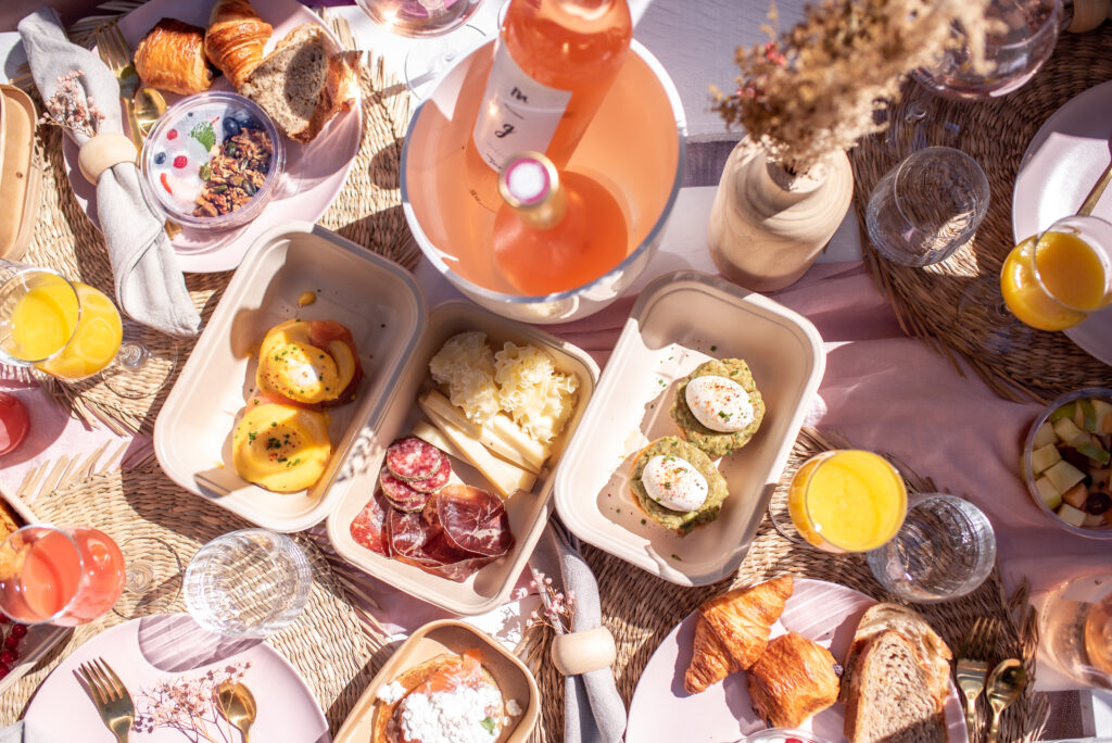 EVERYTHING YOU NEED FOR A LUXURY  PICNIC WITH FRIENDS in 2022. Romantic Setting, Stylish clothing, delicious food and Instagram-worthy aesthetic. 