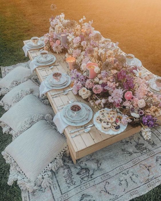 EVERYTHING YOU NEED FOR A LUXURY PICNIC WITH FRIENDS in 2022. Romantic Setting, Stylish clothing, delicious food and Instagram-worthy aesthetic. 8