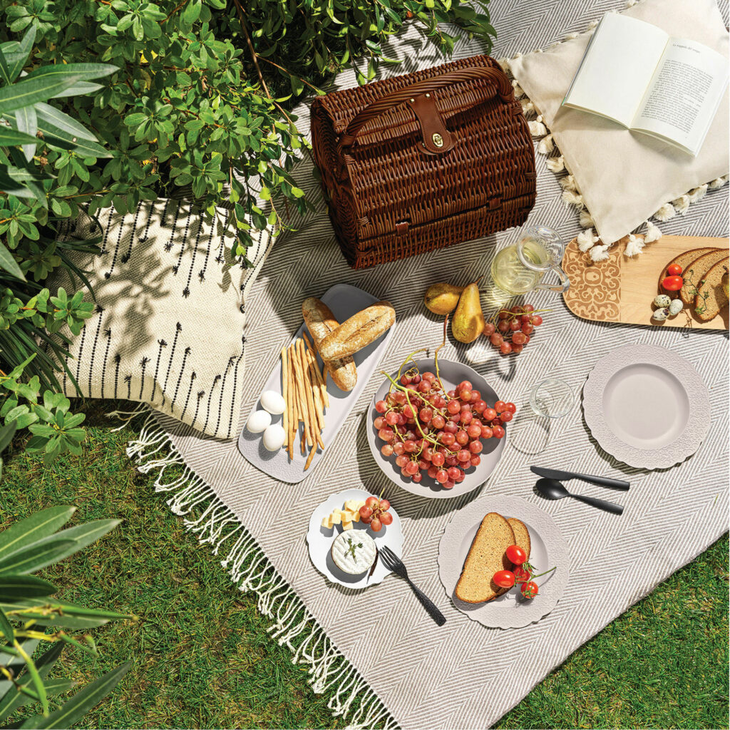 EVERYTHING YOU NEED FOR A LUXURY PICNIC WITH FRIENDS in 2022. Romantic Setting, Stylish clothing, delicious food and Instagram-worthy aesthetic. 21