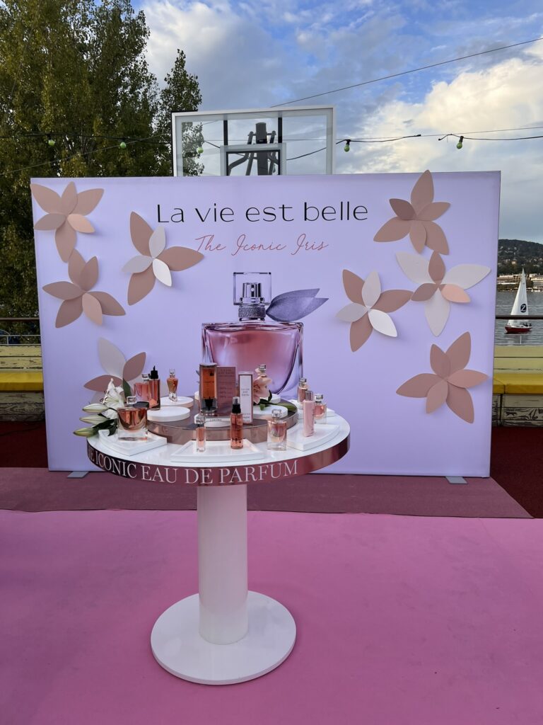 The iconic La Vie Est Belle Eau de Parfum from Lancôme is celebrating 10th anniversary this Fall. New enchanting campaign with Julia Roberts and celebrations around the world. 34