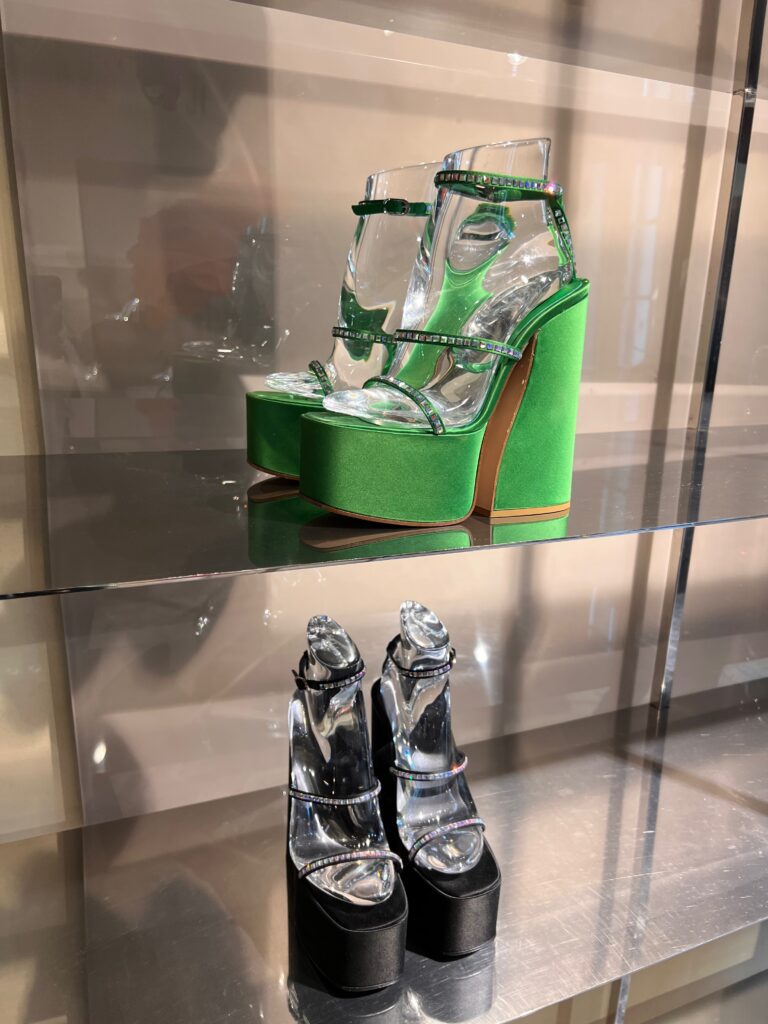 Milan Fashion Week SS23 - Dazzling Shoe Presentations. Giuseppe Zanotti, Gianvito Rossi, Sergio Rossi, Casadei, Le Silla. Must-see Shoes Collection and trends for Spring Summer 2023. 146