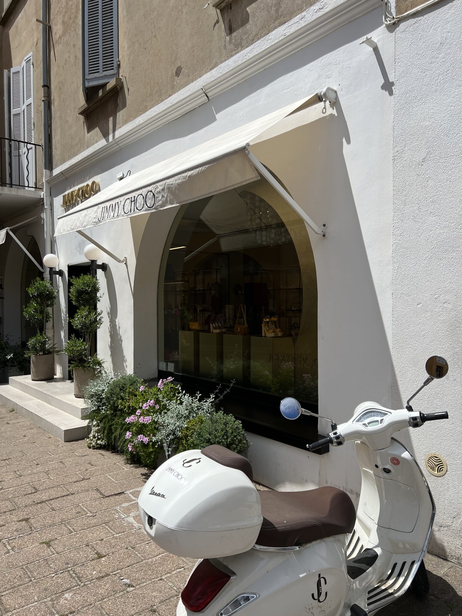 The Luxury guide that takes you through the best places in Saint Tropez. Byblos, Dior Café, Bagatelle and more.