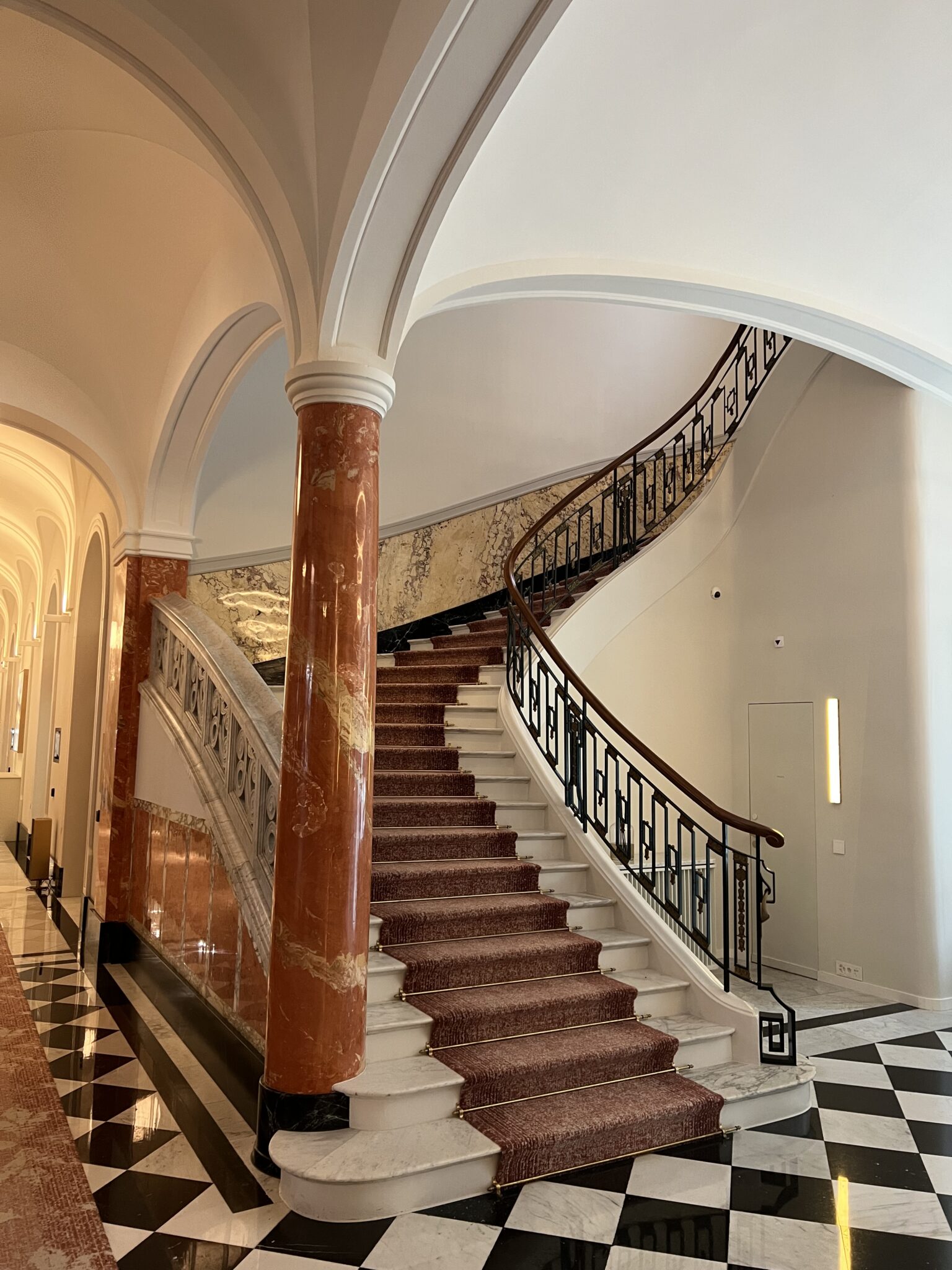 Mandarin Oriental Palace Luzern. A Historic Belle Epoque Palace reopened in 2022. /A magnificent hotel with a panoramic view of Lake Lucerne./