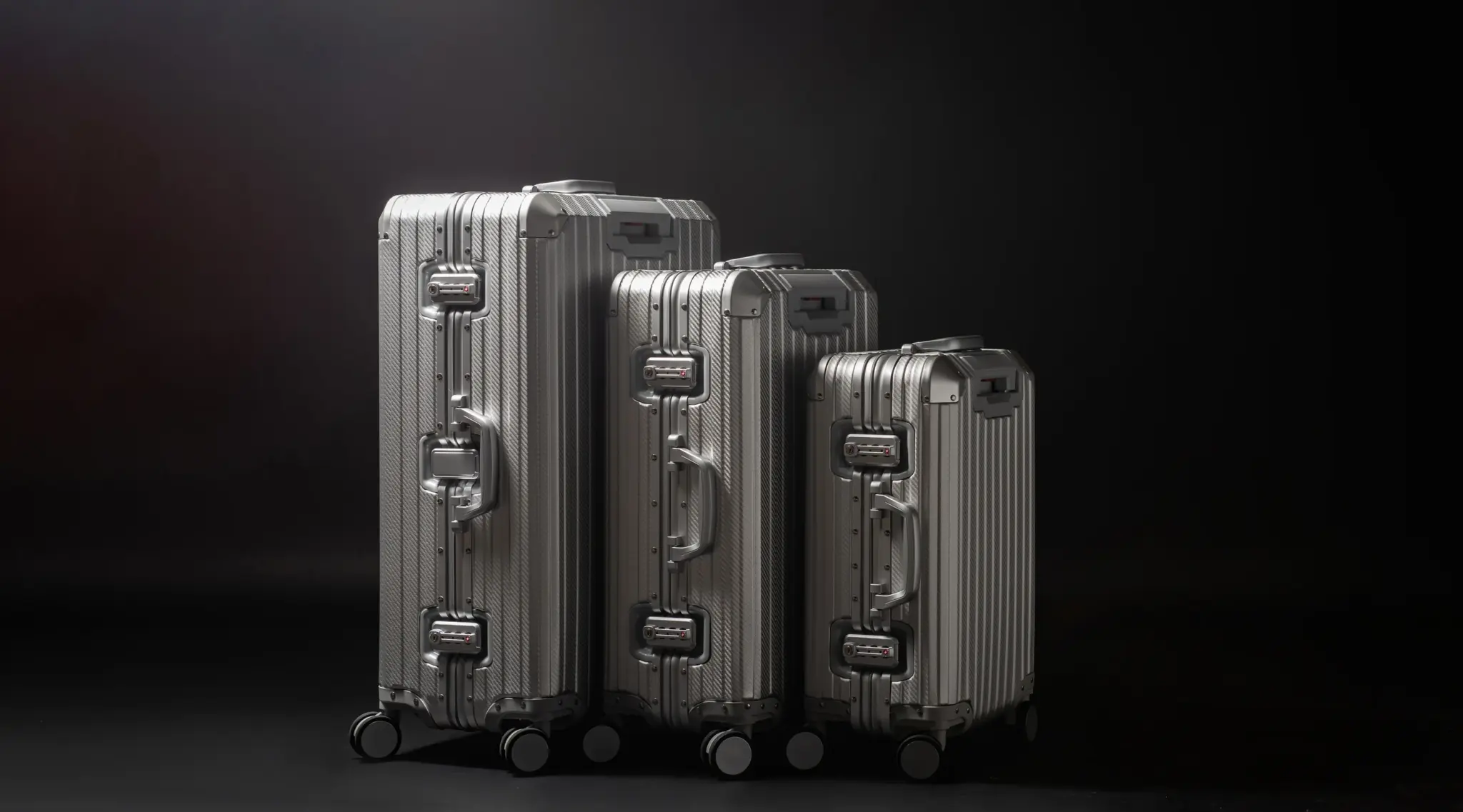 Travelling in Style with MVST Select Suitcases. Meet 2 statement suitcases that changed my travelling style to more stylish and effortless.